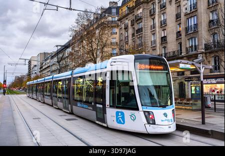 Paris, France - 3 décembre 2025 : le tramway Citadis d'Alstom arrive à la gare porte de Saint-Ouen. Le véhicule moderne de la ligne T3b relie les 17ème et 18ème arrondissements de Paris en Ile-de-France Banque D'Images