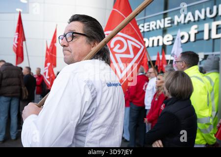 Dresde, Allemagne. 04th Dec, 2025. Les participants à un rallye organisé par IG Metall Dresde se tiennent sur la terrasse de la Volkswagen transparent Factory après la réunion de travail. La production du modèle électrique ID.3 à l’usine transparente, qui emploie environ 320 personnes, sera interrompue à la fin de l’année. Crédit : Sebastian Kahnert/dpa/Alamy Live News Banque D'Images