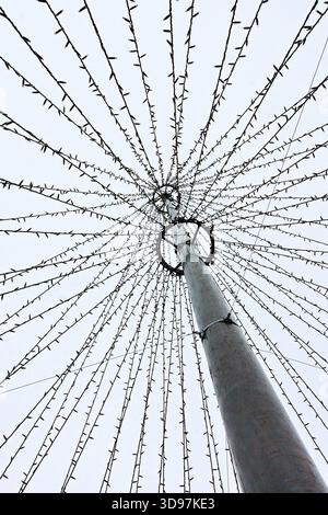 Silhouette de sapin de Noël de style moderne avec lumières de fées - Tours, Indre-et-Loire (37), France. Banque D'Images