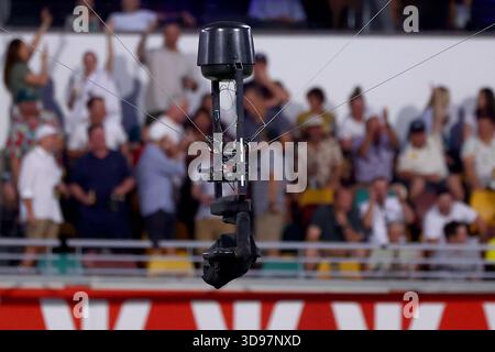 La spidercam est vue pendant le match de la série NRMA Insurance Ashes deuxième jour 1 Australie vs Angleterre au Gabba, Brisbane Cricket Ground, Brisbane, Australie, 4 décembre 2025 (photo par Patrick Hoelscher/News images) *** GER AUT sui OUT *** à Brisbane, Australie le 12/4/2025. (Photo Patrick Hoelscher/Actualités images/SIPA USA) Banque D'Images