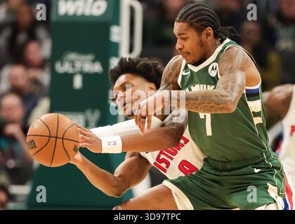 Milwaukee, États-Unis. 3 décembre 2025. Kevin porter Jr. (à droite) des Milwaukee Bucks affronte Ausar Thompson des Detroit pistons lors du match de saison régulière 2025-2026 entre les Milwaukee Bucks et les Detroit pistons à Milwaukee, aux États-Unis, le 3 décembre 2025. Crédit : Joel Lerner/Xinhua/Alamy Live News Banque D'Images