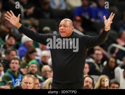 Milwaukee, États-Unis. 3 décembre 2025. Doc Rivers, l'entraîneur des Milwaukee Bucks, remet en question un appel lors du match de saison régulière de la NBA 2025-2026 entre les Milwaukee Bucks et les Detroit pistons à Milwaukee, aux États-Unis, le 3 décembre 2025. Crédit : Joel Lerner/Xinhua/Alamy Live News Banque D'Images