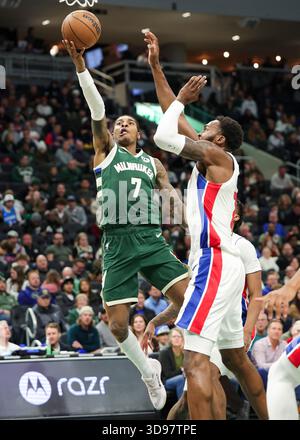 Milwaukee, États-Unis. 3 décembre 2025. Kevin porter Jr. (G) des Milwaukee Bucks part pour un layup lors du match de saison régulière NBA 2025-2026 entre les Milwaukee Bucks et les Detroit pistons à Milwaukee, aux États-Unis, le Dec. 3, 2025. Crédit : Joel Lerner/Xinhua/Alamy Live News Banque D'Images