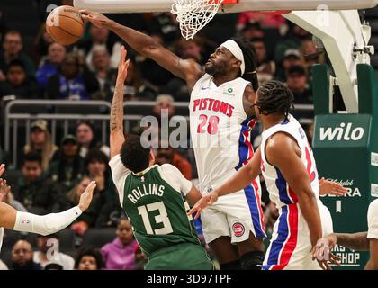 Milwaukee, États-Unis. 3 décembre 2025. Isaiah Stewart (en haut) des pistons de Détroit bloque un tir de Ryan Rollins (à gauche) des Bucks de Milwaukee lors du match de saison régulière 2025-2026 entre les Bucks de Milwaukee et les pistons de Détroit à Milwaukee, aux États-Unis, le 3 décembre 2025. Crédit : Joel Lerner/Xinhua/Alamy Live News Banque D'Images