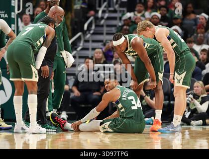 Milwaukee, États-Unis. 3 décembre 2025. Thanasis Antetokounmpo (C) des Milwaukee Bucks est assis sur le sol après avoir été blessé lors du match de saison régulière NBA 2025-2026 entre les Milwaukee Bucks et les pistons de Détroit à Milwaukee, aux États-Unis, le 3 décembre 2025. Crédit : Joel Lerner/Xinhua/Alamy Live News Banque D'Images