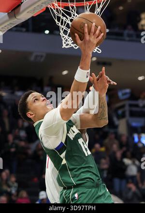 Milwaukee, États-Unis. 3 décembre 2025. Ryan Rollins des Milwaukee Bucks se dirige vers le panier lors du match de saison régulière NBA 2025-2026 entre les Milwaukee Bucks et les Detroit pistons à Milwaukee, aux États-Unis, le 3 décembre 2025. Crédit : Joel Lerner/Xinhua/Alamy Live News Banque D'Images