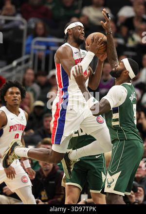 Milwaukee, États-Unis. 3 décembre 2025. Caris Levert (en haut) des pistons de Détroit se démarque lors du match de saison régulière NBA 2025-2026 entre les Bucks de Milwaukee et les pistons de Détroit à Milwaukee, aux États-Unis, le 3 décembre 2025. Crédit : Joel Lerner/Xinhua/Alamy Live News Banque D'Images