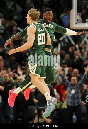 Milwaukee, États-Unis. 3 décembre 2025. AJ Green (avant) et Thanasis Antetokounmpo des Milwaukee Bucks célèbrent avoir pris la tête lors du match de saison régulière NBA 2025-2026 entre les Milwaukee Bucks et les pistons de Détroit à Milwaukee, aux États-Unis, le 3 décembre 2025. Crédit : Joel Lerner/Xinhua/Alamy Live News Banque D'Images