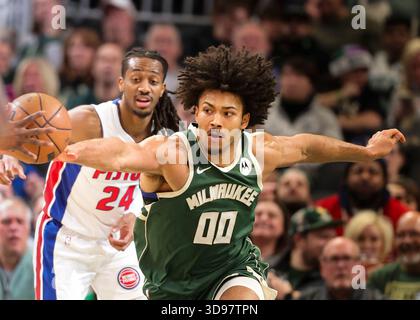 Milwaukee, États-Unis. 3 décembre 2025. Jericho Sims (R) des Milwaukee Bucks poursuit une balle lâche lors du match de saison régulière de la NBA 2025-2026 entre les Milwaukee Bucks et les Detroit pistons à Milwaukee, aux États-Unis, le 3 décembre 2025. Crédit : Joel Lerner/Xinhua/Alamy Live News Banque D'Images