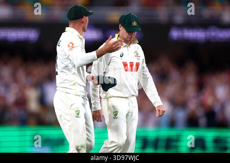 Marnus Labushchagne d'Australie et Steve Smith d'Australie sont vus lors du deuxième test Day 1 Series match Australia vs England de la NRMA Insurance Ashes au Gabba, Brisbane Cricket Ground, Brisbane, Australie, 4 décembre 2025 (photo par Patrick Hoelscher/News images) *** GER AUT sui OUT *** à Brisbane, Australie le 12/4/2025. (Photo Patrick Hoelscher/Actualités images/SIPA USA) Banque D'Images