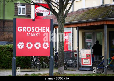 Dresde, Allemagne. 04th Dec, 2025. Vue d'un Groschen-Markt. La société derrière le détaillant Groschen-Markt a déposé une procédure de faillite. Crédit : Robert Michael/dpa/Alamy Live News Banque D'Images