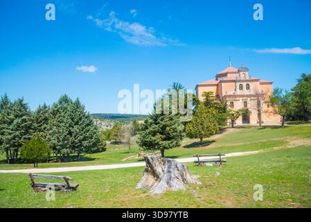Église et Enebral de Hornuez. Moral de Hornuez, province de Ségovie, Castilla Leon, Espagne. Banque D'Images
