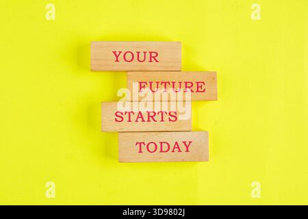 Des blocs de bois inspirants énoncent un message motivant sur un fond jaune vif, encourageant les téléspectateurs à agir et à façonner leur future star Banque D'Images