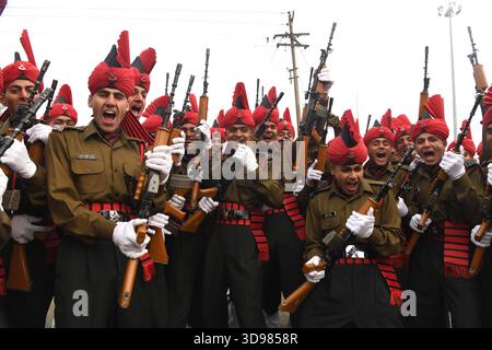 Srinagar, Jammu-et-Cachemire, Inde. 4 décembre 2025. Des soldats de l’armée indienne nouvellement recrutés de l’infanterie légère du Jammu-et-Cachemire (JAKLI) prennent part à un défilé d’évanouissement au quartier général de l’armée du JAKLI à Srinagar le 4 décembre 2025. Un total de 711 jeunes hommes du Jammu-et-Cachemire ont été officiellement intronisés dans le JKLIR après onze mois de formation rigoureuse. (Crédit image : © Basit Zargar/ZUMA Press Wire) USAGE ÉDITORIAL SEULEMENT ! Non destiné à UN USAGE commercial ! Banque D'Images