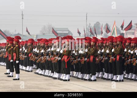 Srinagar, Jammu-et-Cachemire, Inde. 4 décembre 2025. Des soldats de l’armée indienne nouvellement recrutés de l’infanterie légère du Jammu-et-Cachemire (JAKLI) prennent part à un défilé d’évanouissement au quartier général de l’armée du JAKLI à Srinagar le 4 décembre 2025. Un total de 711 jeunes hommes du Jammu-et-Cachemire ont été officiellement intronisés dans le JKLIR après onze mois de formation rigoureuse. (Crédit image : © Basit Zargar/ZUMA Press Wire) USAGE ÉDITORIAL SEULEMENT ! Non destiné à UN USAGE commercial ! Banque D'Images