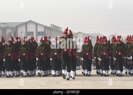 Srinagar, Jammu-et-Cachemire, Inde. 4 décembre 2025. Des soldats de l’armée indienne nouvellement recrutés de l’infanterie légère du Jammu-et-Cachemire (JAKLI) prennent part à un défilé d’évanouissement au quartier général de l’armée du JAKLI à Srinagar le 4 décembre 2025. Un total de 711 jeunes hommes du Jammu-et-Cachemire ont été officiellement intronisés dans le JKLIR après onze mois de formation rigoureuse. (Crédit image : © Basit Zargar/ZUMA Press Wire) USAGE ÉDITORIAL SEULEMENT ! Non destiné à UN USAGE commercial ! Banque D'Images