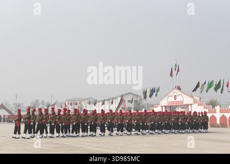 Srinagar, Jammu-et-Cachemire, Inde. 4 décembre 2025. Des soldats de l’armée indienne nouvellement recrutés de l’infanterie légère du Jammu-et-Cachemire (JAKLI) prennent part à un défilé d’évanouissement au quartier général de l’armée du JAKLI à Srinagar le 4 décembre 2025. Un total de 711 jeunes hommes du Jammu-et-Cachemire ont été officiellement intronisés dans le JKLIR après onze mois de formation rigoureuse. (Crédit image : © Basit Zargar/ZUMA Press Wire) USAGE ÉDITORIAL SEULEMENT ! Non destiné à UN USAGE commercial ! Banque D'Images