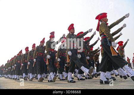 Srinagar, Jammu-et-Cachemire, Inde. 4 décembre 2025. Des soldats de l’armée indienne nouvellement recrutés de l’infanterie légère du Jammu-et-Cachemire (JAKLI) prennent part à un défilé d’évanouissement au quartier général de l’armée du JAKLI à Srinagar le 4 décembre 2025. Un total de 711 jeunes hommes du Jammu-et-Cachemire ont été officiellement intronisés dans le JKLIR après onze mois de formation rigoureuse. (Crédit image : © Basit Zargar/ZUMA Press Wire) USAGE ÉDITORIAL SEULEMENT ! Non destiné à UN USAGE commercial ! Banque D'Images