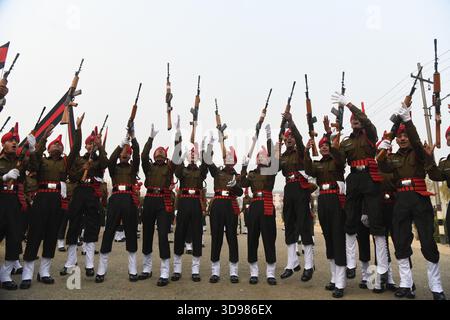 Srinagar, Jammu-et-Cachemire, Inde. 4 décembre 2025. Des soldats de l’armée indienne nouvellement recrutés de l’infanterie légère du Jammu-et-Cachemire (JAKLI) prennent part à un défilé d’évanouissement au quartier général de l’armée du JAKLI à Srinagar le 4 décembre 2025. Un total de 711 jeunes hommes du Jammu-et-Cachemire ont été officiellement intronisés dans le JKLIR après onze mois de formation rigoureuse. (Crédit image : © Basit Zargar/ZUMA Press Wire) USAGE ÉDITORIAL SEULEMENT ! Non destiné à UN USAGE commercial ! Banque D'Images