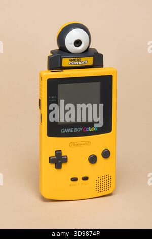 Pavia, Lombardie, Italie - 27 décembre 2024 : console portable Nintendo Game Boy Color de 1998, au Ctrl+Alt Museum. Avec l'écran couleur, c'était un fi Banque D'Images