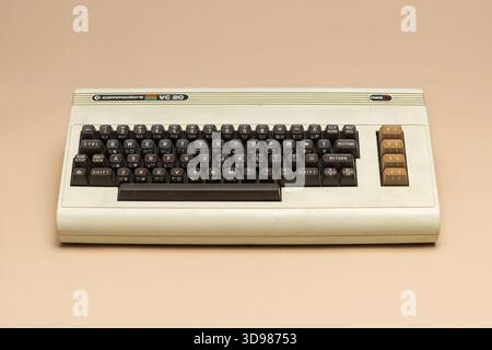 Pavie, Lombardie, Italie - 8 décembre 2024 : ordinateur domestique Commodore Vic 20 de 1980, au musée Ctrl+Alt. Son surnom était « l’ordinateur amical », Banque D'Images