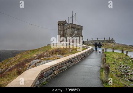 Des gens méconnaissables marchent jusqu’à la tour Cabot sur signal Hill à Saint John’s, Terre-Neuve-et-Labrador, Canada Banque D'Images