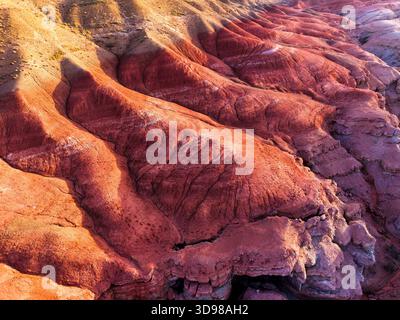 Vue aérienne de montagnes sédimentaires multicouches rayées colorées et motif géologique unique dans le parc national Altyn Emel, Kazakhstan Banque D'Images