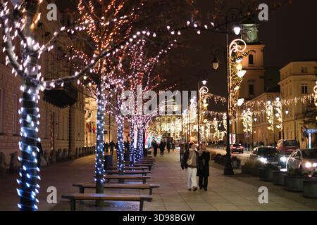 Varsovie, Voïvodie de Masovie, Pologne. 3 décembre 2025. Les gens descendent la rue Krakowskie Przedmiescie décorée de lumières de vacances lors de la première soirée de l'exposition annuelle des lumières de Noël de la vieille ville de Varsovie. (Crédit image : © Roman Koziel/ZUMA Press Wire) USAGE ÉDITORIAL SEULEMENT ! Non destiné à UN USAGE commercial ! Banque D'Images