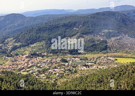 Vue montagneuse à a Valldemossa un village dans une vallée par les montagnes sur Majorque Banque D'Images