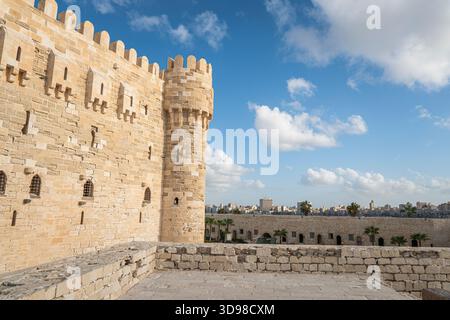 La Citadelle de Qaitrava ou le fort de Qaitrava est une forteresse défensive datant de 15th ans située sur la côte méditerranéenne de la mer. Les gens ordinaires marchent à proximité Banque D'Images