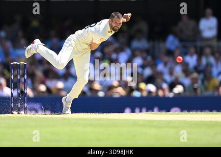 4 décembre 2025, le Gabba, Brisbane, Queensland, Australie; Ashes International test Cricket, Day One, Australie contre Angleterre ; Michael Neser d'Australia Bowls Banque D'Images