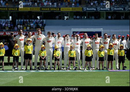 4 décembre 2025, le Gabba, Brisbane, Queensland, Australie; Ashes International test Cricket, Day One, Australie contre Angleterre ; Australie pendant leur hymne national Banque D'Images