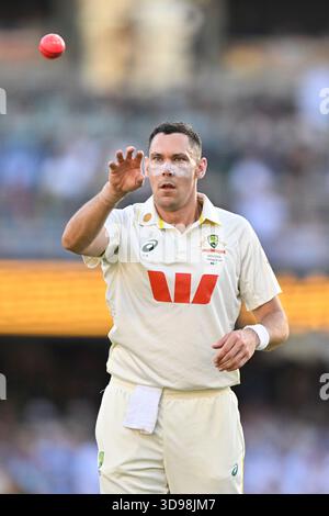 4 décembre 2025, le Gabba, Brisbane, Queensland, Australie; Ashes International test Cricket, Day One, Australie contre Angleterre ; Scott Boland, de l'Australie, se prépare au bowling Banque D'Images