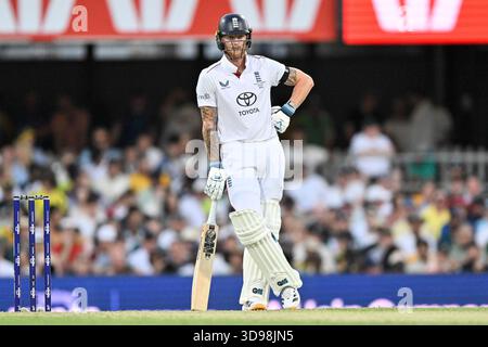 4 décembre 2025, le Gabba, Brisbane, Queensland, Australie; Ashes International test Cricket, Day One, Australie contre Angleterre ; Ben Stokes d'Angleterre Banque D'Images