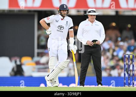 4 décembre 2025, le Gabba, Brisbane, Queensland, Australie; Ashes International test Cricket, Day One, Australie contre Angleterre ; Joe Root d'Angleterre Banque D'Images