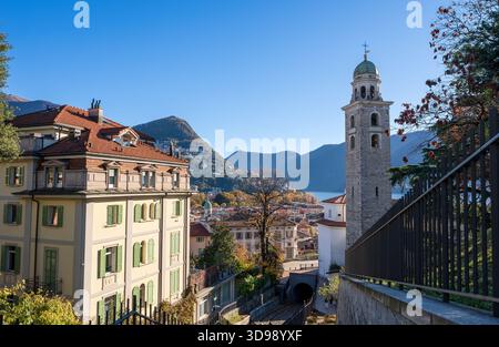 Cattedrale di San Lorenzo (Lugano) tour de la cathédrale et vue sur la rue de la ville. Lugano, canton du Tessin, Suisse. Banque D'Images