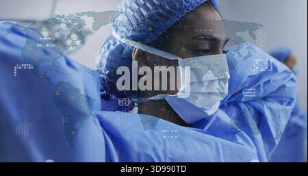 Ajustement femme chirurgien mettant sur le masque de casquette bleus dans la préparation de l'hôpital, avec superposition de carte du monde Banque D'Images