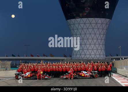 Photo de l'équipe Scuderia Ferrari HAMILTON Lewis (gbr), Scuderia Ferrari SF-25, portrait ZHOU Guanyu (chi), pilote de réserve de la Scuderia Ferrari, portrait VASSEUR Frederic (fra), Team principal &amp; directeur général de la Scuderia Ferrari, portrait LECLERC Arthur (mco), Scuderia Ferrari SF-25, portrait LECLERC Charles (mco), Scuderia Ferrari SF-25, portrait lors du Grand Prix de formule 1 d'Abu Dhabi 2025, 24e manche du Championnat du monde de formule 1 FIA 2025 du 05 au 07 décembre 2025 sur le circuit de Yas Marina, à Abu Dhabi, Émirats Arabes Unis Banque D'Images