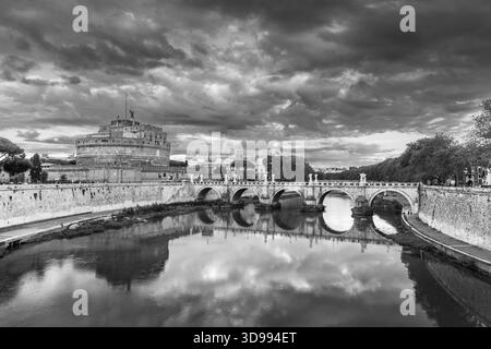 Le Castel Sant Angelo et le Ponte Sant Angelo se reflètent dans le Tibre, Rome, Italie Banque D'Images