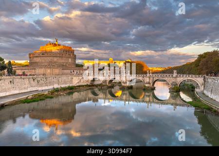 Le Castel Sant Angelo et le Ponte Sant Angelo se reflètent dans le Tibre, Rome Banque D'Images