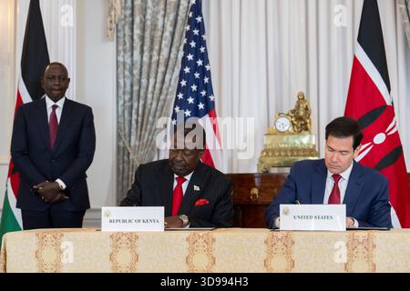 Le secrétaire d'État Marco Rubio et le président kenyan William Ruto participent à une cérémonie de signature du cadre de coopération en matière de santé en tant que secrétaire du premier cabinet kenyan et secrétaire du cabinet aux Affaires étrangères et de la diaspora Musalia Mudavadi regarde le département d'État à Washington, DC, le 4 décembre 2025. (Photo de Craig Hudson/Sipa USA) crédit : Sipa USA/Alamy Live News Banque D'Images