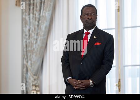 Musalia Mudavadi, premier secrétaire du Cabinet kenyan et secrétaire du Cabinet aux Affaires étrangères et de la diaspora, est vu alors que le président kenyan William Ruto s’exprime devant une cérémonie de signature du cadre de coopération sanitaire avec le secrétaire d’État Marco Rubio au Département d’État à Washington, DC, le 4 décembre 2025. (Photo de Craig Hudson/Sipa USA) crédit : Sipa USA/Alamy Live News Banque D'Images