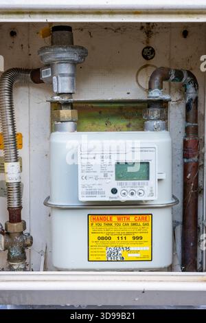 gros plan du compteur de gaz de propriété domestique avec affichage numérique et vanne d'arrêt. Factures de services publics compteur de gaz domestique fixé au mur sur la propriété. Banque D'Images