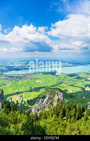 Vue de la montagne Tegelberg à Schwangau et le lac Forggensee, Allemagne. Banque D'Images