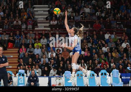 Novara, Italie. 04th Dec, 2025. Britt Herbots (Igor Gorgonzola Novara) en action lors de la Coupe CEV, à Novara 4 décembre 2025 lors de Igor Gorgonzola Novara vs Fenerbahce Medicana Istanbul, match de volleyball féminin de la Ligue des champions de la CEV à Novara, Italie, 04 décembre 2025 crédit : Agence photo indépendante/Alamy Live News Banque D'Images