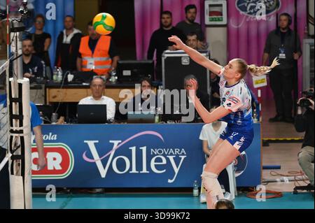 Novara, Italie. 04th Dec, 2025. Tatiana Tolok (Igor Gorgonzola Novara) en action lors de la coupe CEV, à Novara 4 décembre 2025 lors de Igor Gorgonzola Novara vs Fenerbahce Medicana Istanbul, match de volleyball féminin de la Ligue des champions de la CEV à Novara, Italie, 04 décembre 2025 crédit : Agence photo indépendante/Alamy Live News Banque D'Images