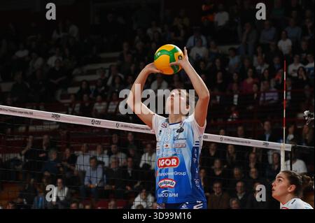 Novara, Italie, Italie. 4 décembre 2025. Carlotta Cambi (Igor Gorgonzola Novara) en action lors de la coupe CEV, à Novara le 4 décembre 2025 (image crédit : © Federico Manoni/ZUMA Press Wire) USAGE ÉDITORIAL SEULEMENT ! Non destiné à UN USAGE commercial ! Banque D'Images