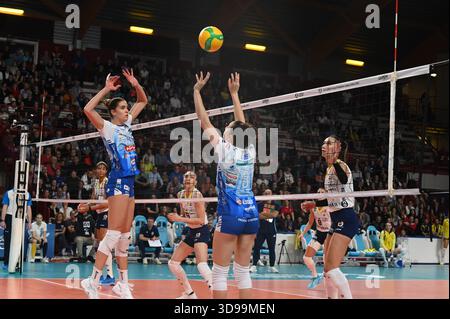 Novara, Italie, Italie. 4 décembre 2025. Carlotta Cambi (Igor Gorgonzola Novara) en action lors de la coupe CEV, à Novara le 4 décembre 2025 (image crédit : © Federico Manoni/ZUMA Press Wire) USAGE ÉDITORIAL SEULEMENT ! Non destiné à UN USAGE commercial ! Banque D'Images