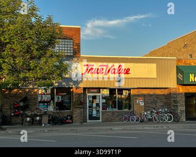 ROSEAU, MN - 21 juillet 2025 : la façade du magasin de quincaillerie de valeur réelle avec quelques articles affichés sur le trottoir sont vus dans la lumière du soir. Banque D'Images