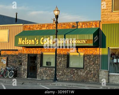 ROSEAU, MN - 21 Jul 2025 : populaire café local de ville natale dans le nord du Minnesota au crépuscule avec des ombres sur les murs. Banque D'Images